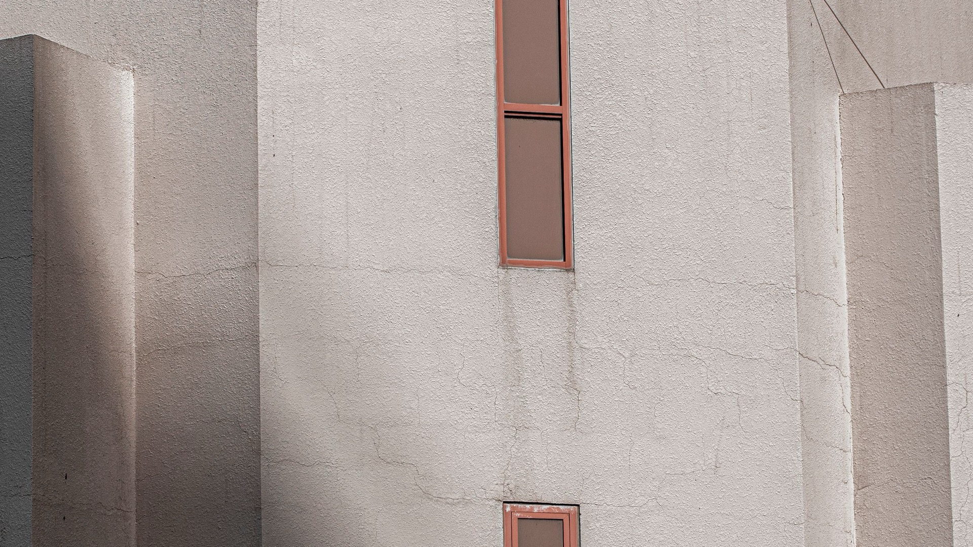 Minimal Dubai facade in raking light
